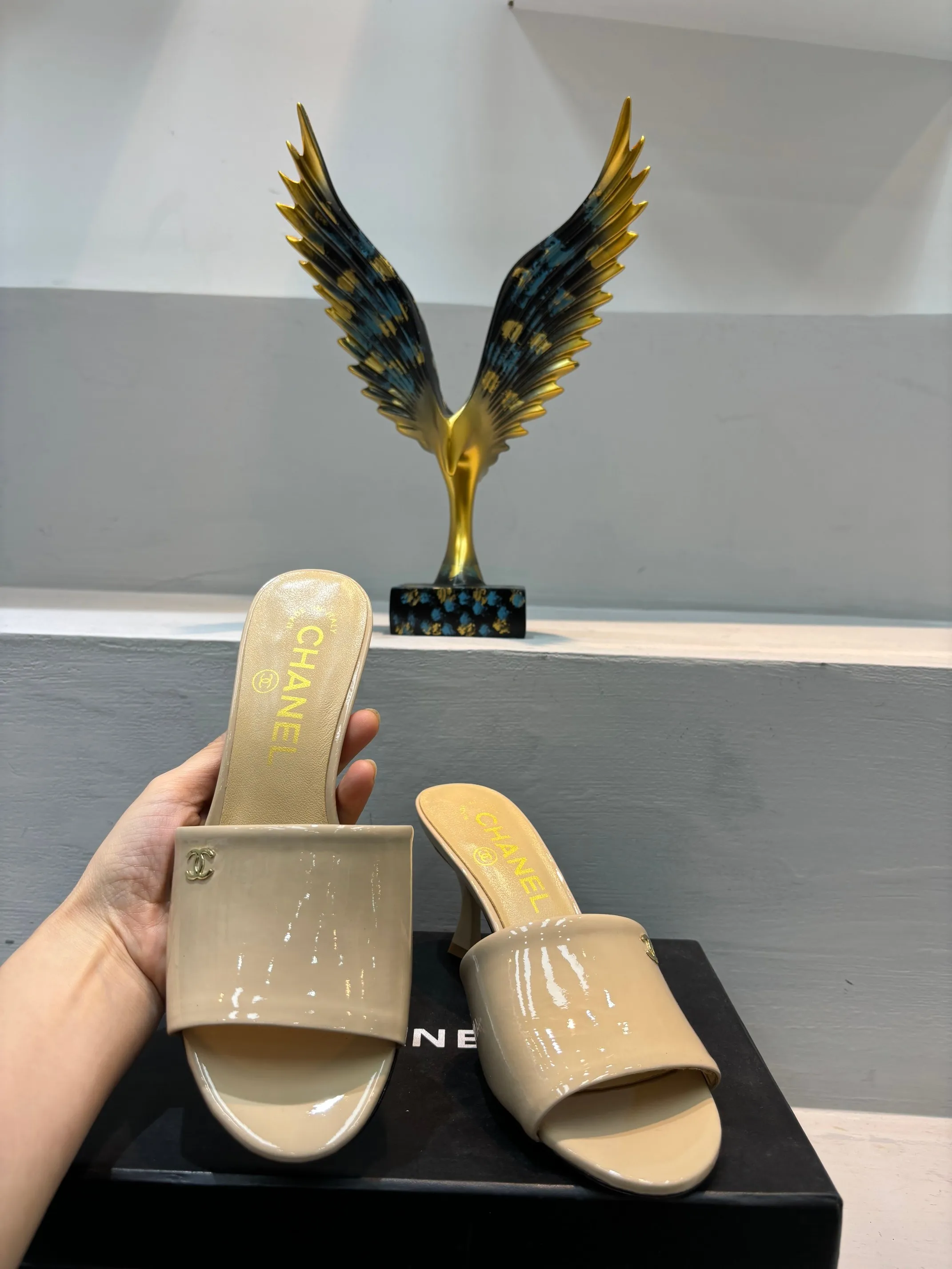 👟👟Ex-factory price 520👟👟 🌲🌲🌲 Chanel's new slippers for early summer, the same style is used by major fashion bloggers and celebrities, they are so beautiful! The upper is made of imported glossy patent leather and the lining is made of sheepskin. Original leather outsole, heel height 5cm. Size: 35-41 (custom-made 40 and 41 non-refundable)